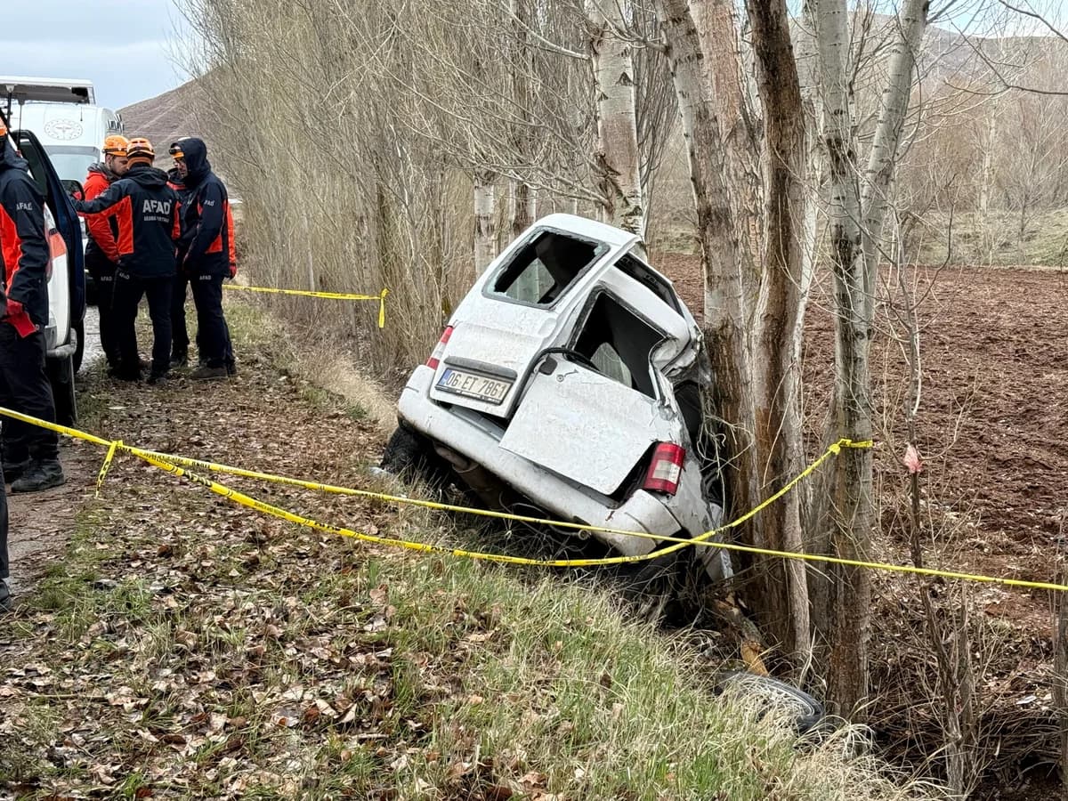Sivas’ta Üç Kişinin Hayatını Kaybettiği Trafik Kazası
