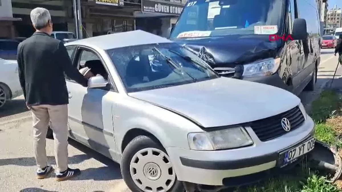 Antalya’da Tur Minibüsü ve Otomobil Çarpıştı: 2 Yaralı