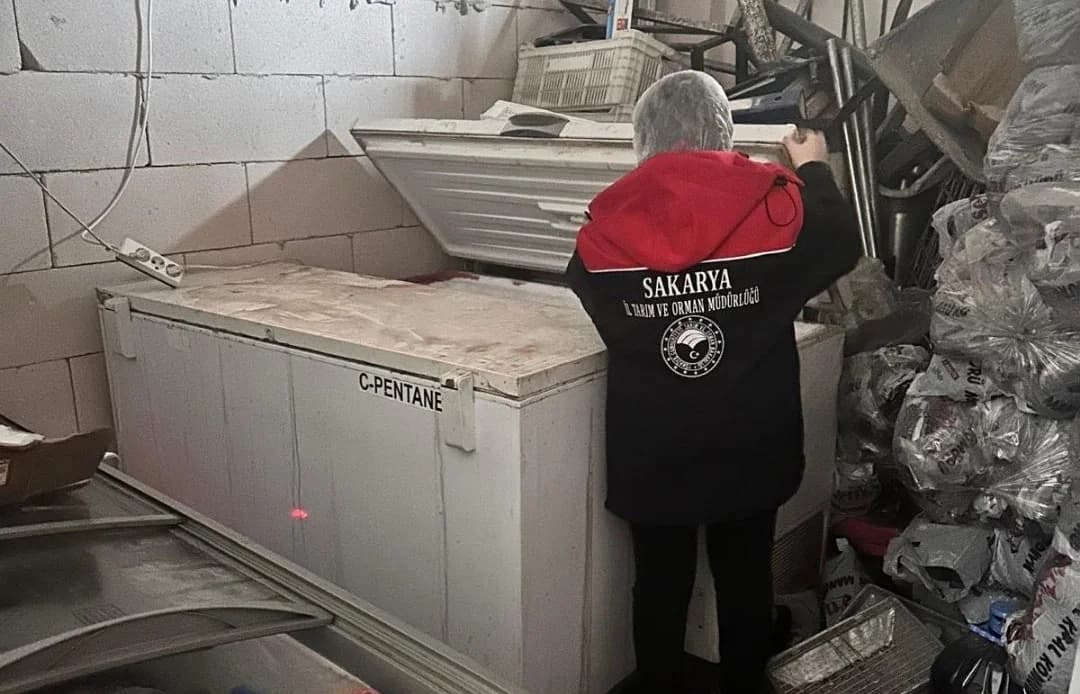 Sakarya’da 200 Kilogram Süresi Geçmiş Tavuk Eti Ele Geçirildi