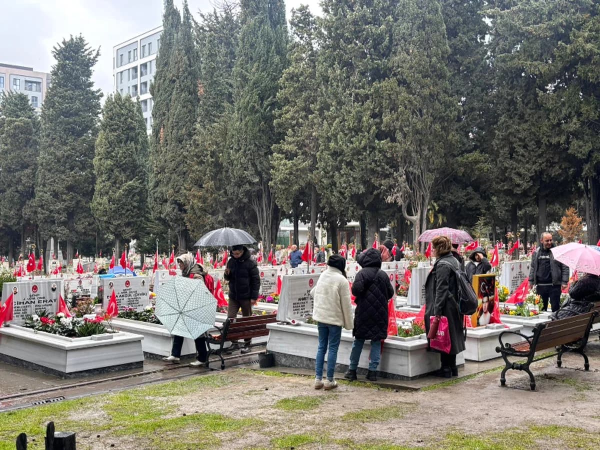 Hüzünlü Bir Bayram: Edirnekapı Şehitliği’nde Duygusal Anlar