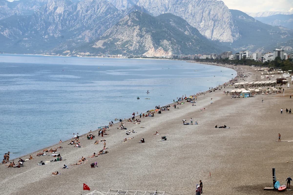 Antalya’da Yazdan Kalma Gün: Sahiller Cıvıl Cıvıl