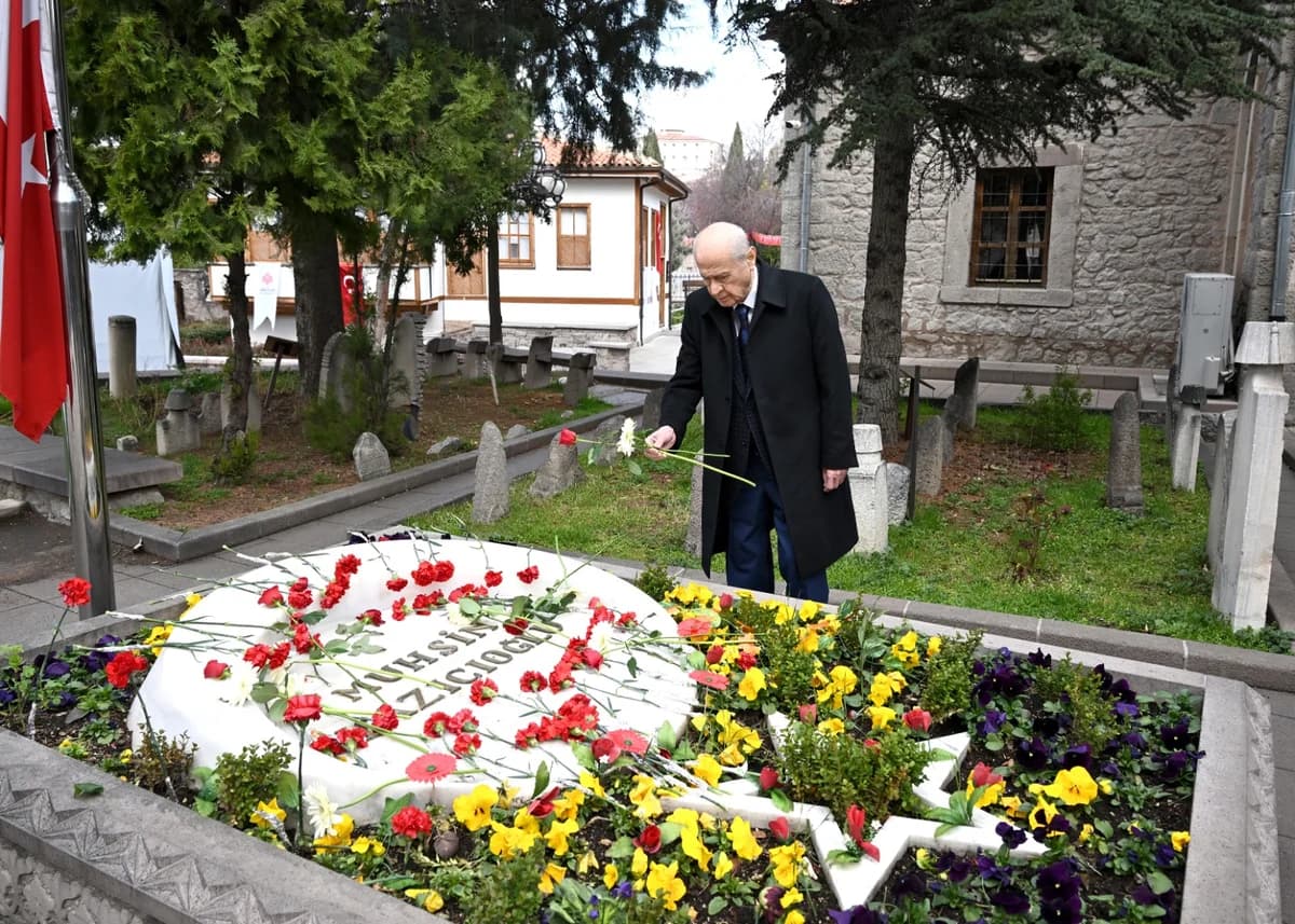 Devlet Bahçeli, Muhsin Yazıcıoğlu’nun Kabri başında dualar etti