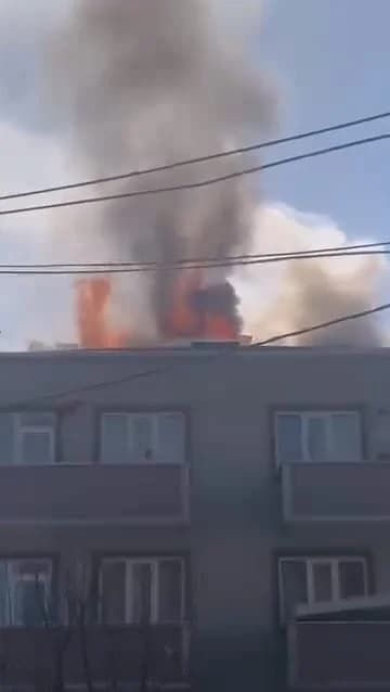İnegöl’de 3 Katlı Apartmanın Çatısında Yangın Çıktı
