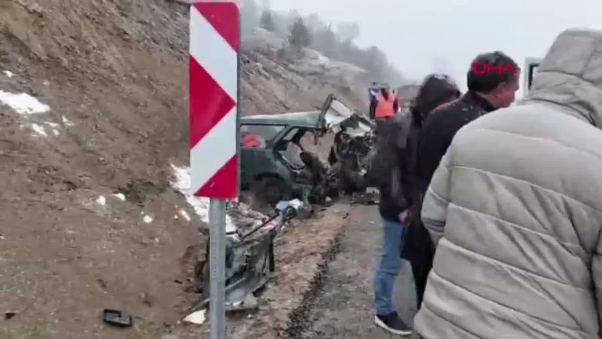 Gümüşhane’de Öğretmenleri Taşıyan Minibüs ile Otomobil Çarpıştı: 1 Hayatını Kaybetti, 9 Yaralı