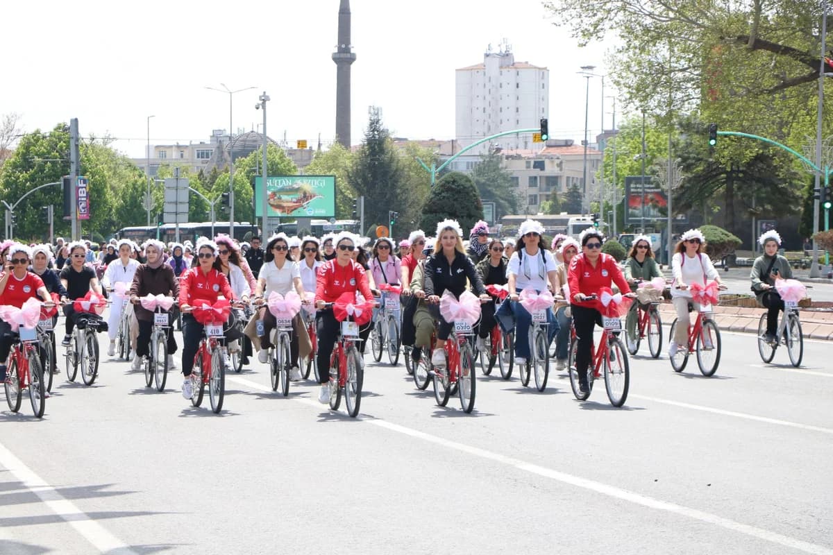Anneler Günü’nde Kayseri’de Renkli Bisiklet Turu: Aileler Pedal Çevirdi