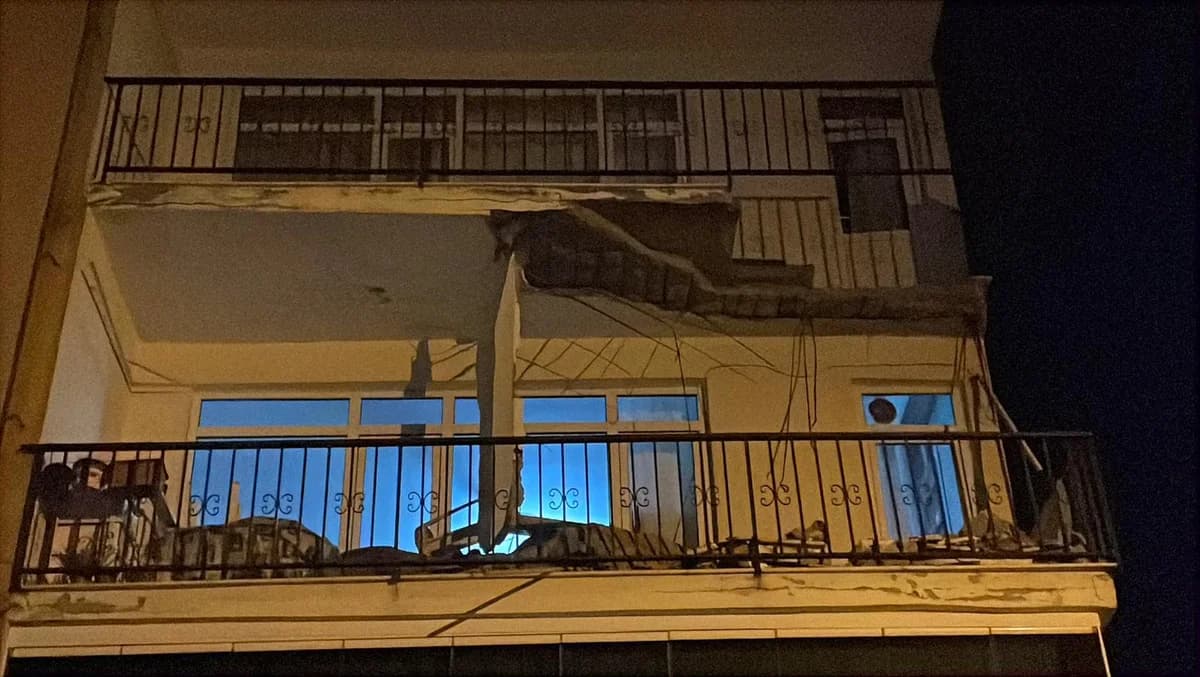Üsküdar’da 4 Katlı Binanın Balkonu Çöktü, Tahliye İşlemleri Başlatıldı