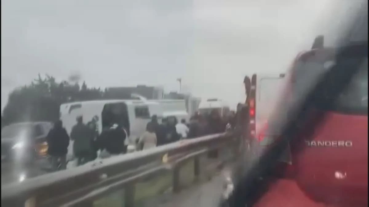 Büyükçekmece’de Midibüs Devrildi, Kaza Anı Güvenlik Kamerasında