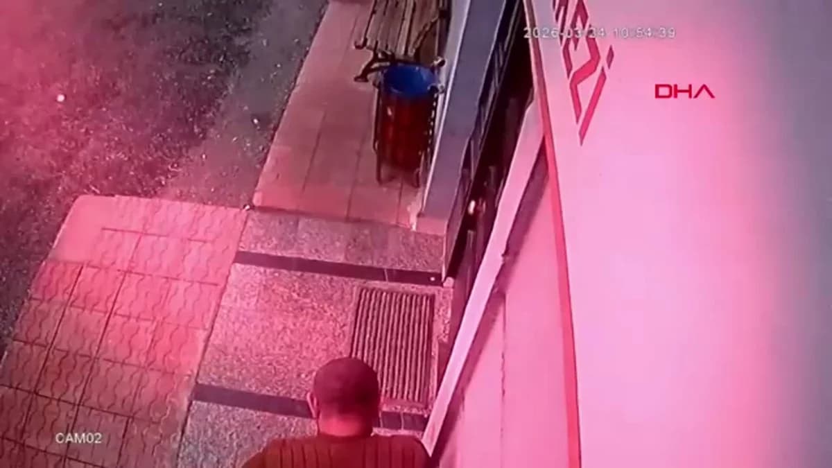 Malatya’da Saygı Dolu Bir Davranış: Çamurlu Çizmelerini Çıkarıp Galoşla Sağlık Merkezine Girdi