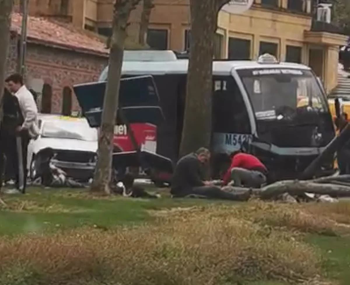 Beyoğlu’nda Dolmuş Bariyerlere Çarptı: Yaralılar Bulundu