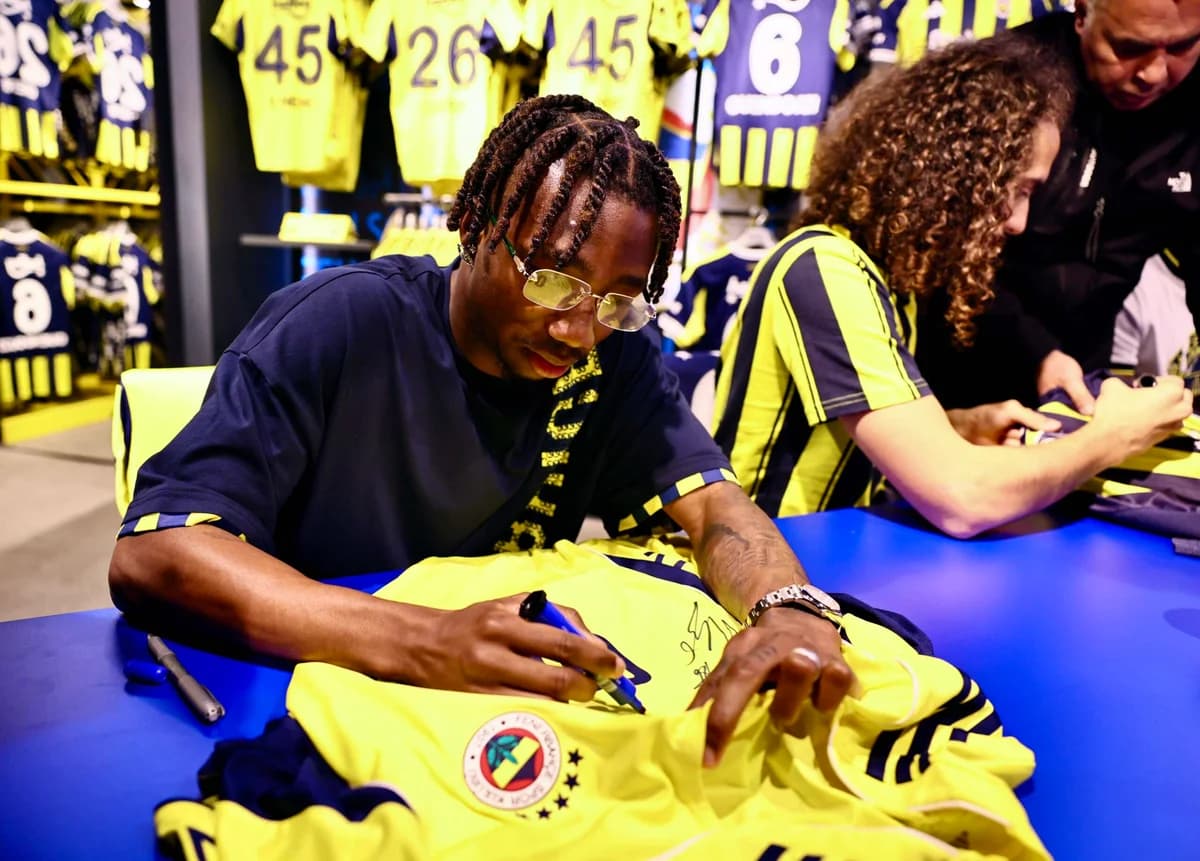 Fenerbahçe Futbolcuları Taraftarlarla Buluştu: İmza Günü Coşkusu
