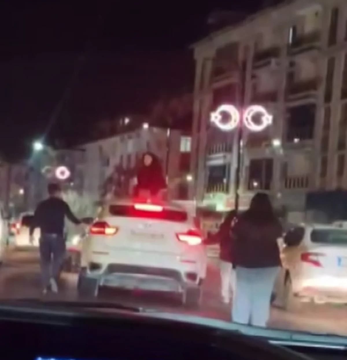 Sivas’ta Trafik Kavgasında Otomobile Zarar Veren Kadın Kameralara Yansıdı