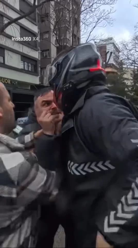 Kadıköy’de Motosiklet Sürücüsü ile Yayaların Kavgası Kamerada Görüntülendi