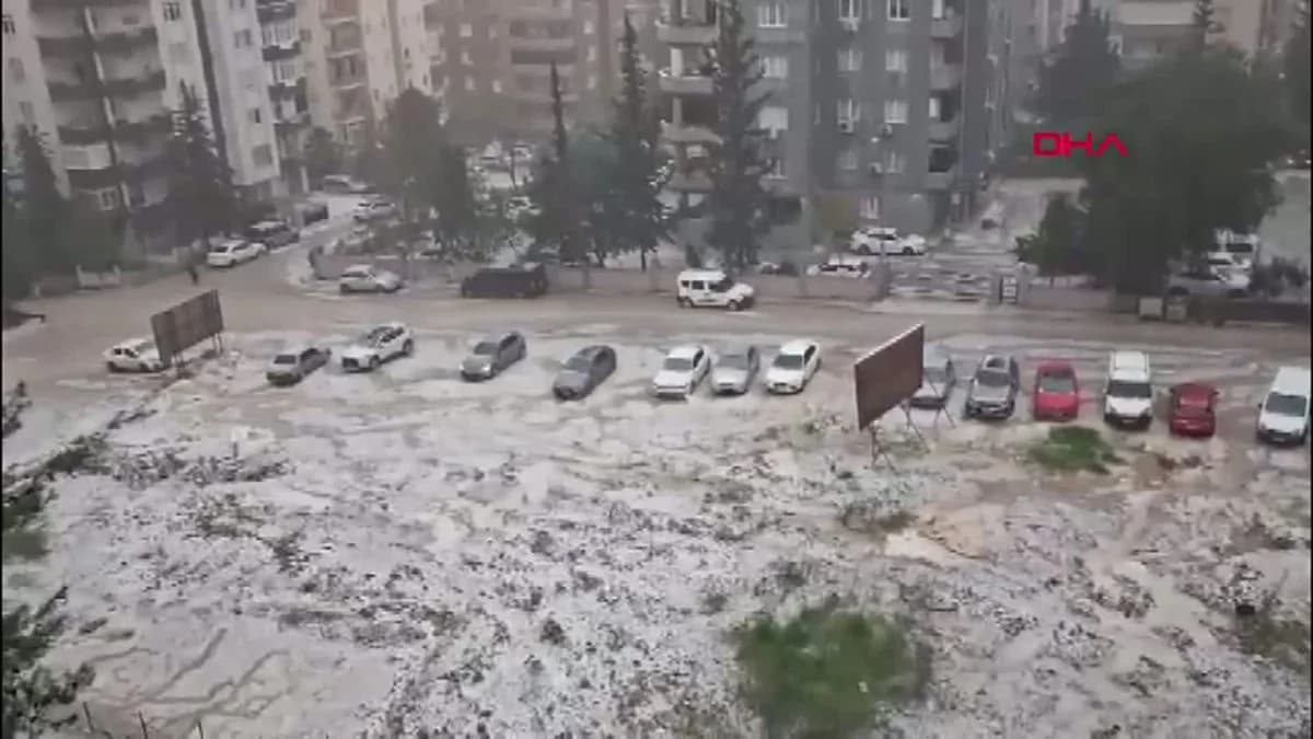 Adana’da Aniden Bastıran Dolu, Sokakları Beyaza Bürüdü