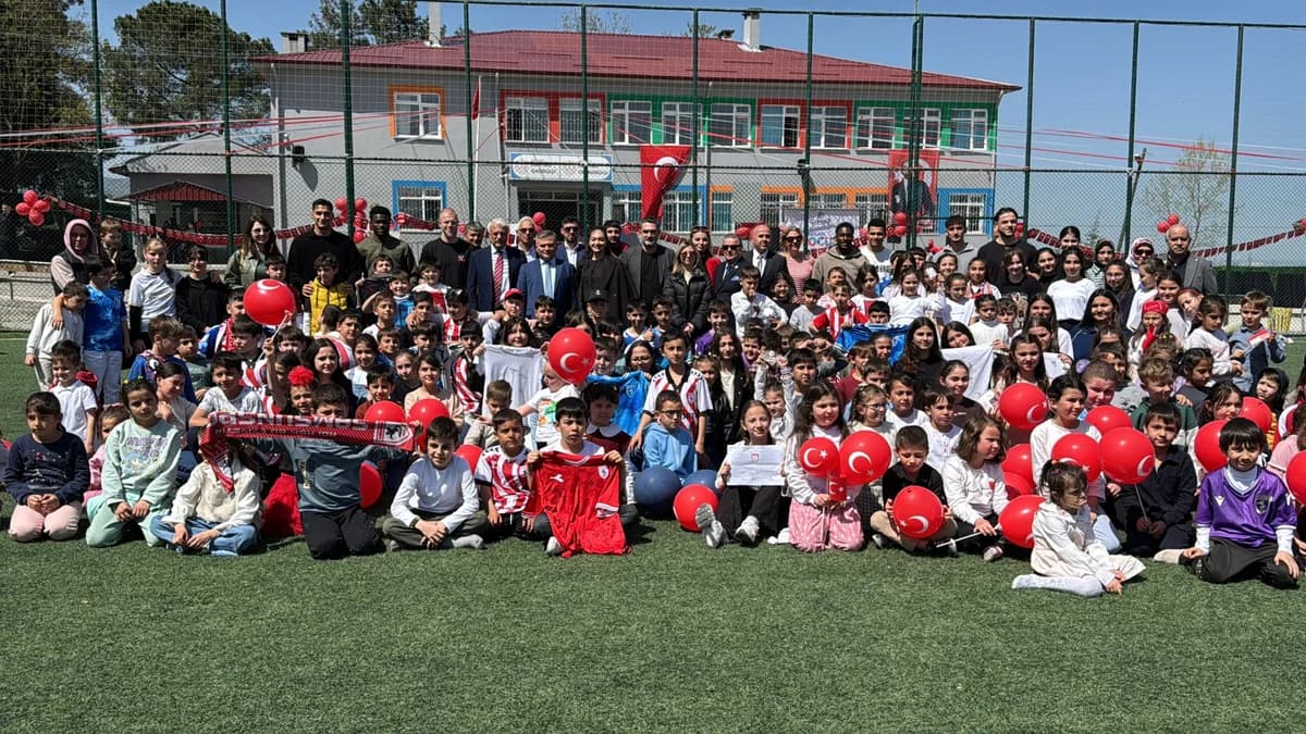 Samsunsporlu Futbolcular 23 Nisan’da Minik Yüreklerle Buluştu: Kahkaha ve İmza Şöleni