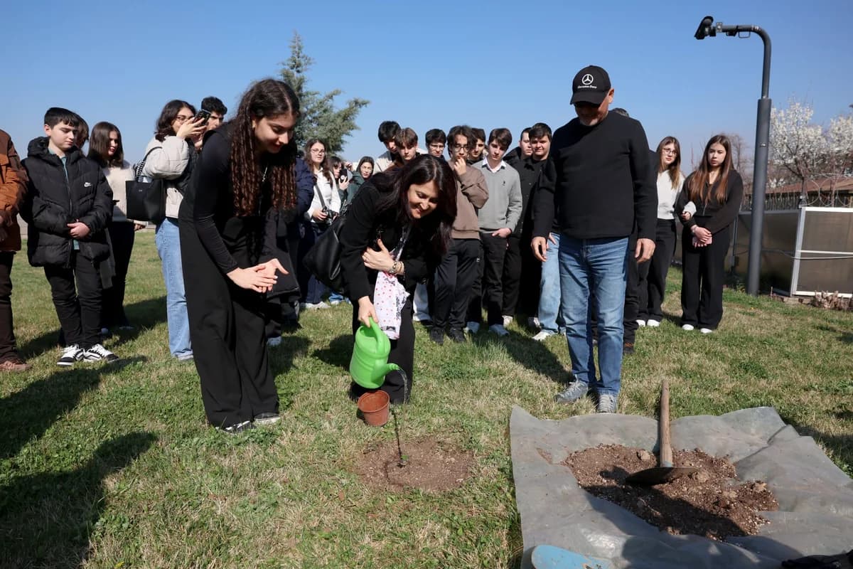 Yürüyen Köşk’ün Çınar Fidesi Anıtkabir’de Toprakla Buluştu