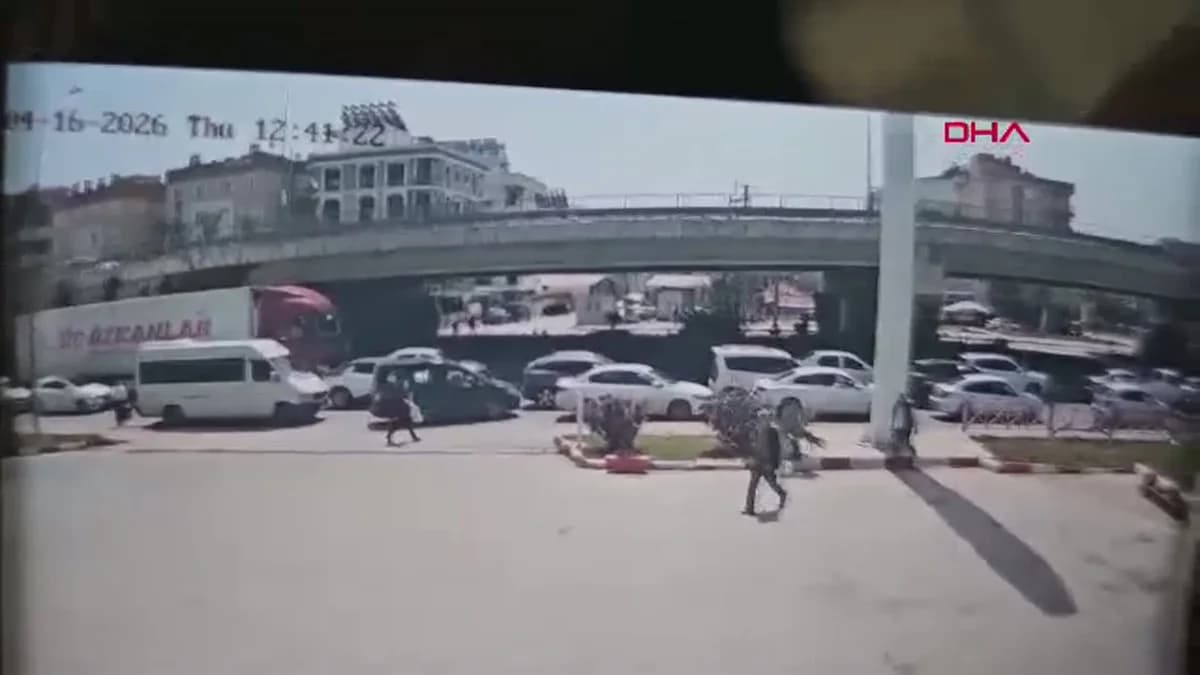 Antalya’da TIR Faciası: Mendil Satıcısı Kadın Hayatını Kaybetti