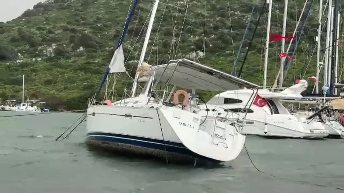 Muğla Bodrum’daki Fırtına Günlük Yaşamı Olumsuz Etkiledi