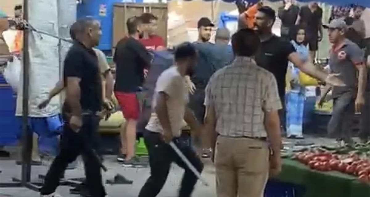 Tuzla’da Semt Pazarında Kavga: Sopalar ve Yumruklar Havada Uçuştu
