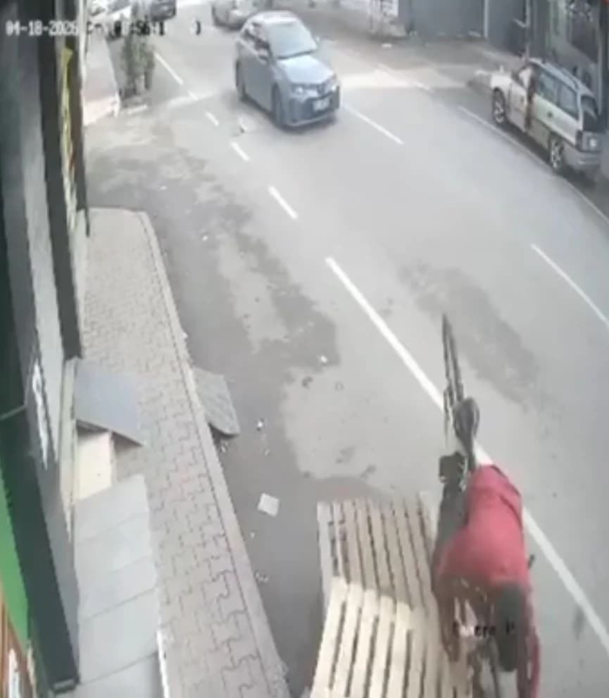 Adana’da Bisiklet Kazası: Sürücü Takla Attı