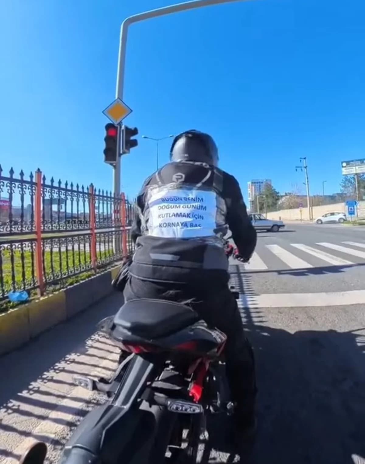 Diyarbakır’da Motosikletli Sürücünün Doğum Günü Kornayla Kutlandı