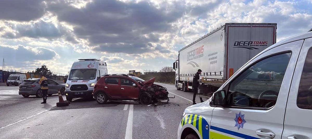 Edirne’de TIR’a Çarpan Otomobilin Sürücüsü Yaralandı