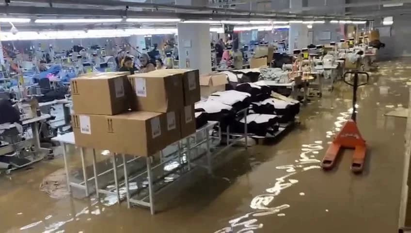 Şanlıurfa’da Sağanak Yağış Tekstil Fabrikasını Su Bastı; İşçiler Güvenle Tahliye Edildi