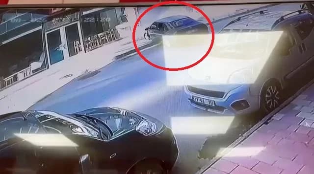 Elazığ’da Otomobil Mobilya Mağazasına Çarptı: O Anlar Kamerada