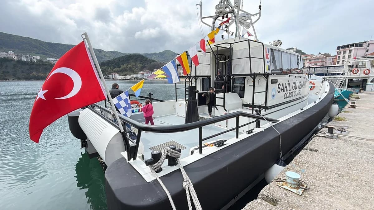 Amasra’da Çocuklar Sahil Güvenlik Botunu Keşfetti: 23 Nisan Coşkusu