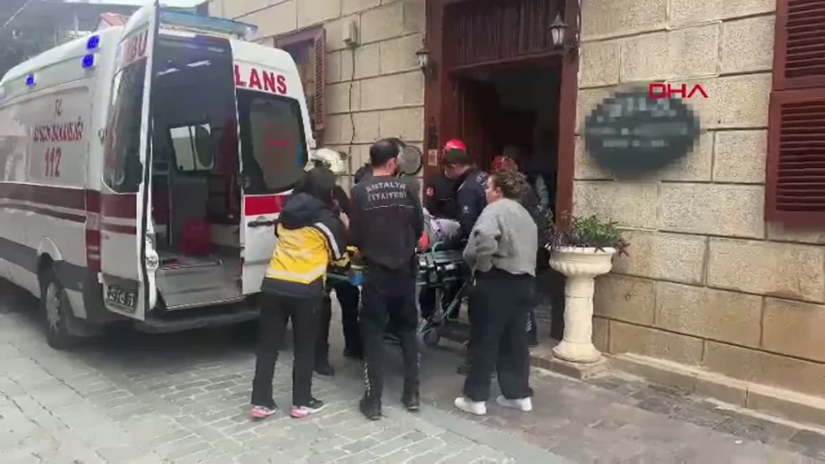 Antalya’da Depoya İnerken Düşen Genç Hastaneye Kaldırıldı