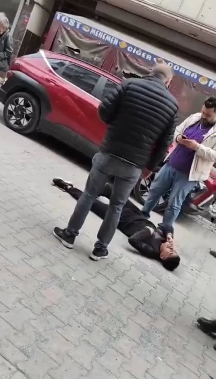 Sultangazi’de Mesajla Tehdit Edilen Genç Silahlı Saldırıya Uğradı