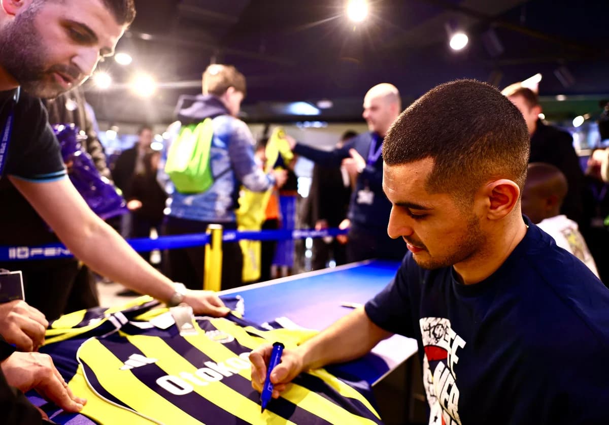 Fenerbahçe’nin Yıldızları Kante ve Mercan, İmza Gününde Taraftarlarıyla Buluştu
