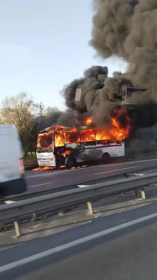 Bayrampaşa’da Seyir Halindeki Servis Midibüsü Alevlere Teslim Oldu