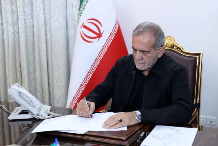 İran Cumhurbaşkanı Pezeşkiyan: Tarih Bilmeden İran’ı Yok Etme Hayali Kurulamaz