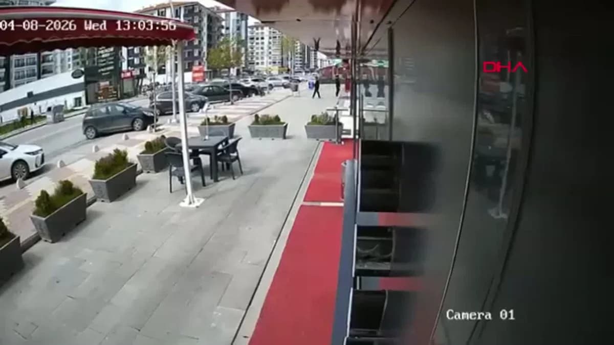 Malatya’da Otomobil Park Halindeki Araçlara Çarpınca Kaza Anı Güvenlik Kamerasında