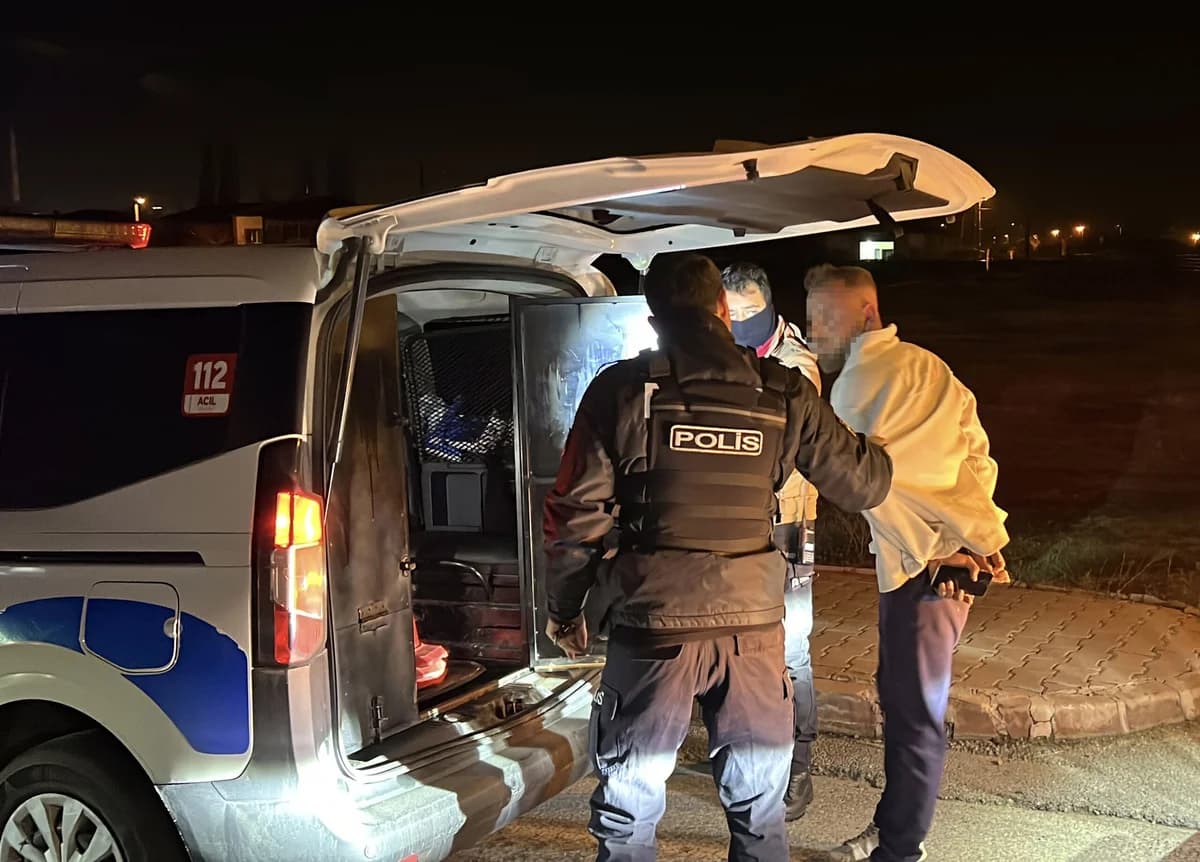 Kayseri’de Dur İhtarına Uymayan Sürücü Kaldırıma Çarparak Yakalandı