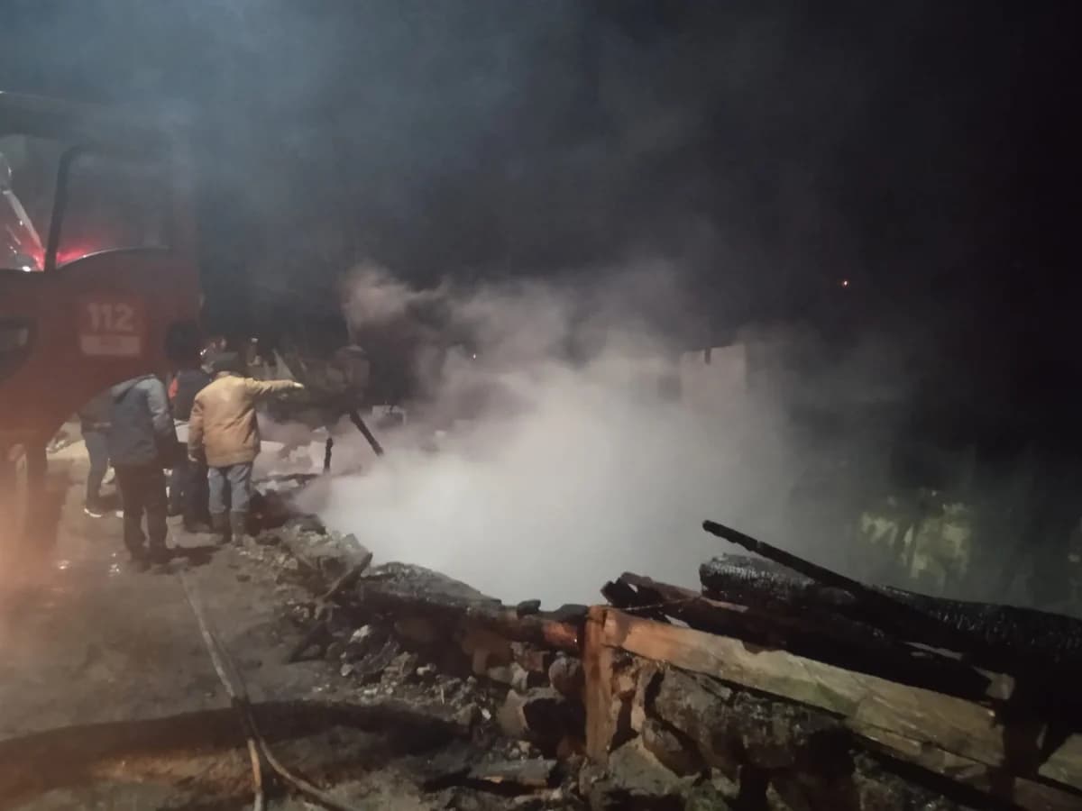 Bolu’da Tek Katlı Ahşap Ev Alevlere Teslim Oldu