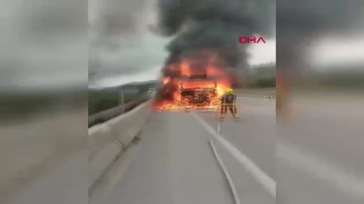 Balıkesir’de Seyir Halindeki TIR Alev Alev Yandı