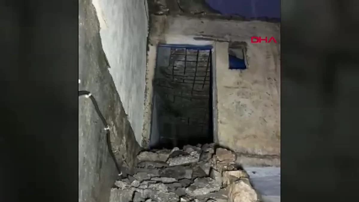 Mardin’de Aşırı Yağışlar Sonrası İki Katlı Ev Çöktü