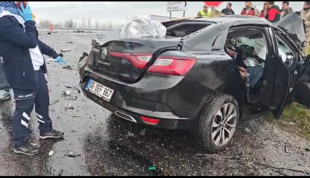 Tatvan’da TIR ile otomobil çarpıştı: 2 ölü, 1 yaralı