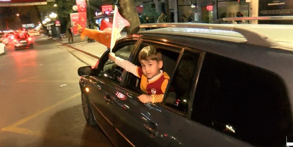Galatasaray Fenerbahçe’yi 3-0 Yendi: Kızılay’da Coşkulu Kutlama