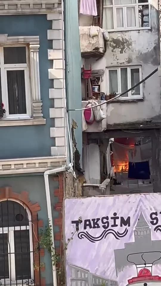 Beyoğlu’nda 5 Katlı Binada Yangın Kontrol Altına Alındı