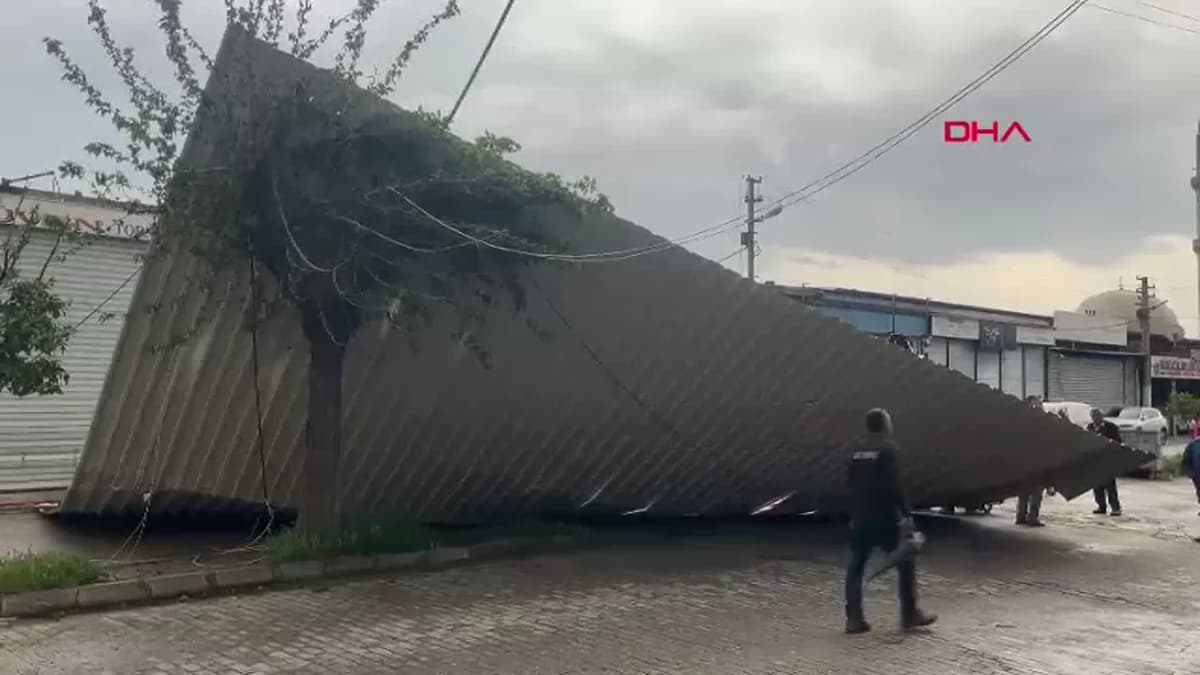 Aydın’daki Fırtına, Sanayi Sitesinde Çatı Uçurdu