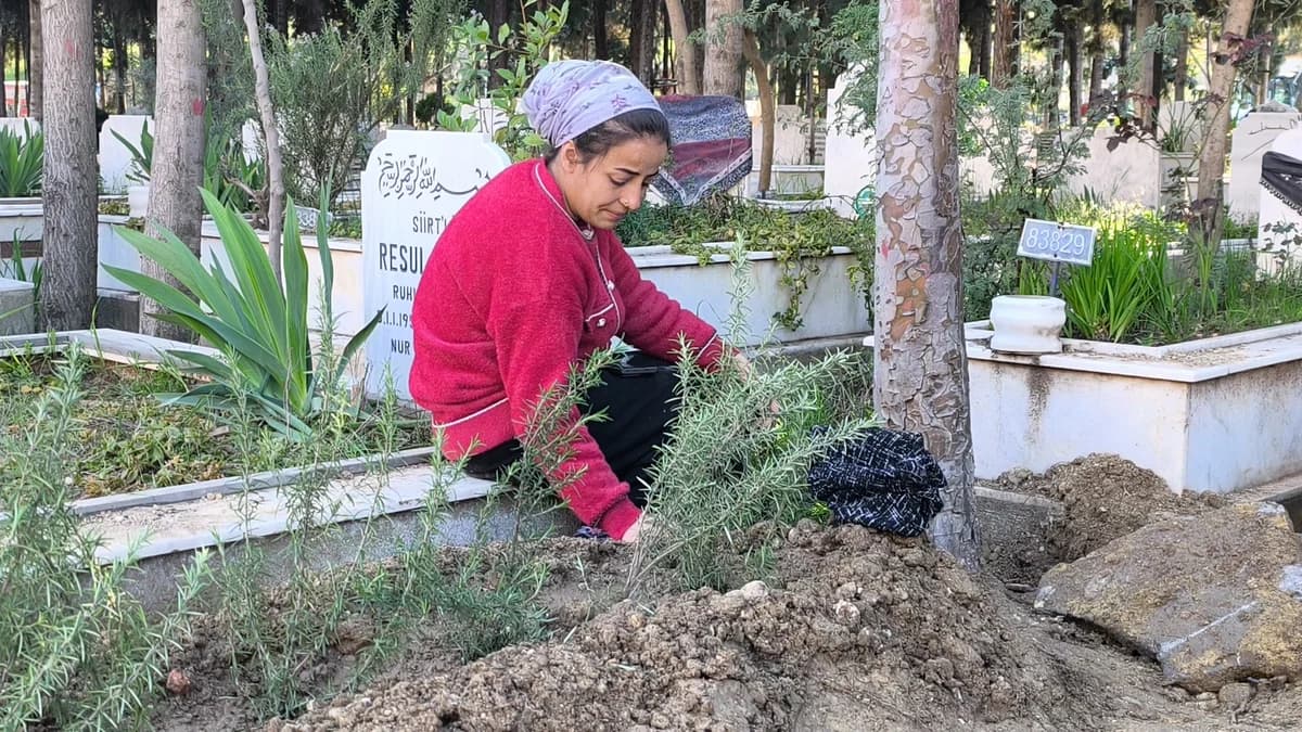 Boşanma Aşamasındaki Eşi Tarafından Bıçaklanarak Öldürülen Songül Aktekin Toprağa Verildi