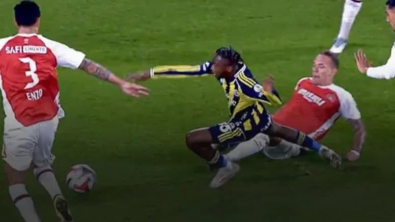 Kadıköy’de VAR kararı: Fenerbahçe penaltıyla öne geçti!