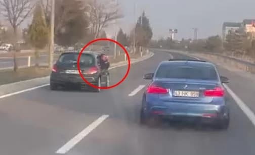 Kütahya’da Video Çekerken Trafik Sıkışıklığına Neden Olan 2 Sürücüye 9 Bin TL Ceza