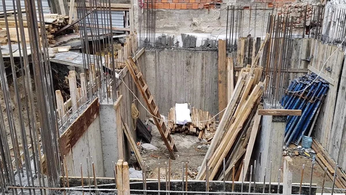 Zeytinburnu’nda İnşaatta Merdivenden Düşen İşçi Hastaneye Kaldırıldı