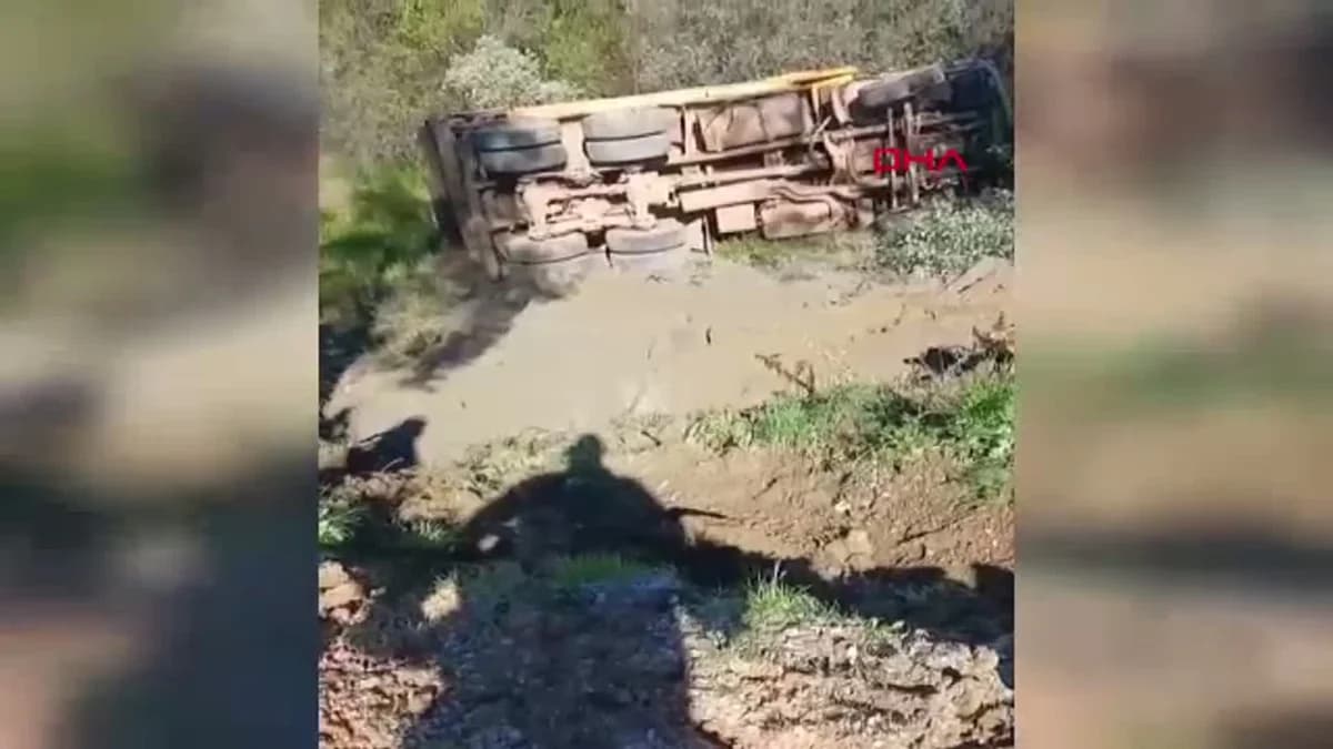 Antalya’da Feci Kaza: Şarampole Devrilen Kamyonun Şoförü Hayatını Kaybetti