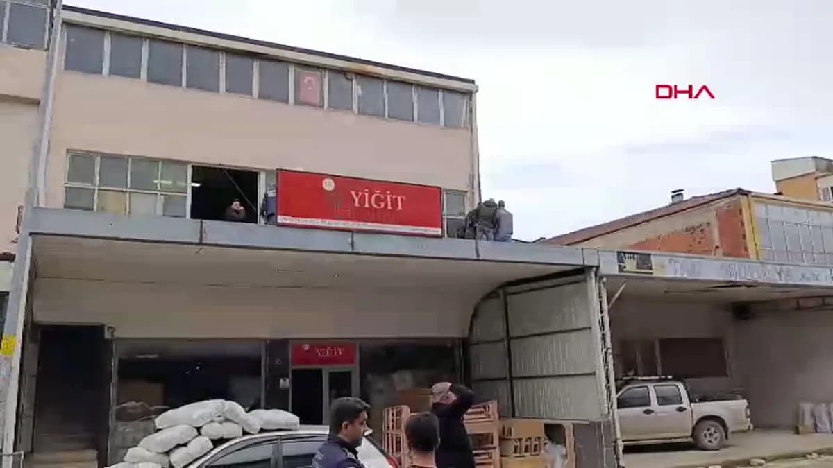 İnegöl’de Çatının Çökmesi Sonucu İşçi Yaralandı