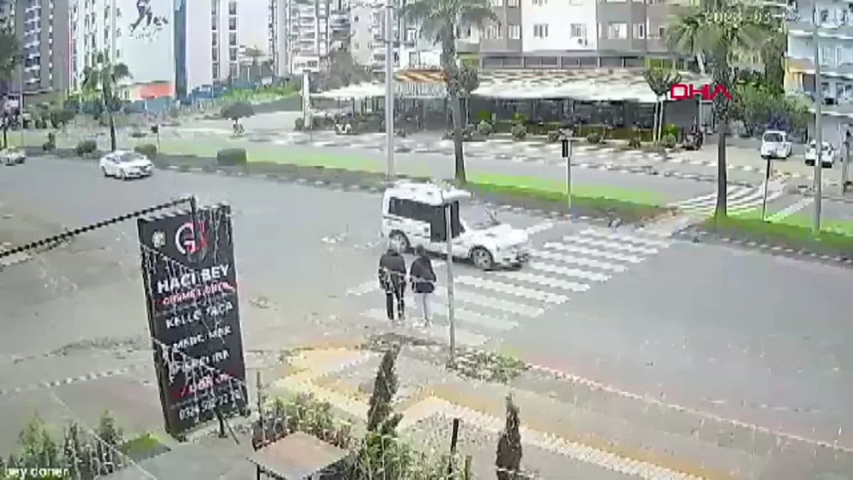 Mersin’de Motokuryenin Yaya Geçidinde Çarpması Sonucu Bir Çocuk Yaralandı