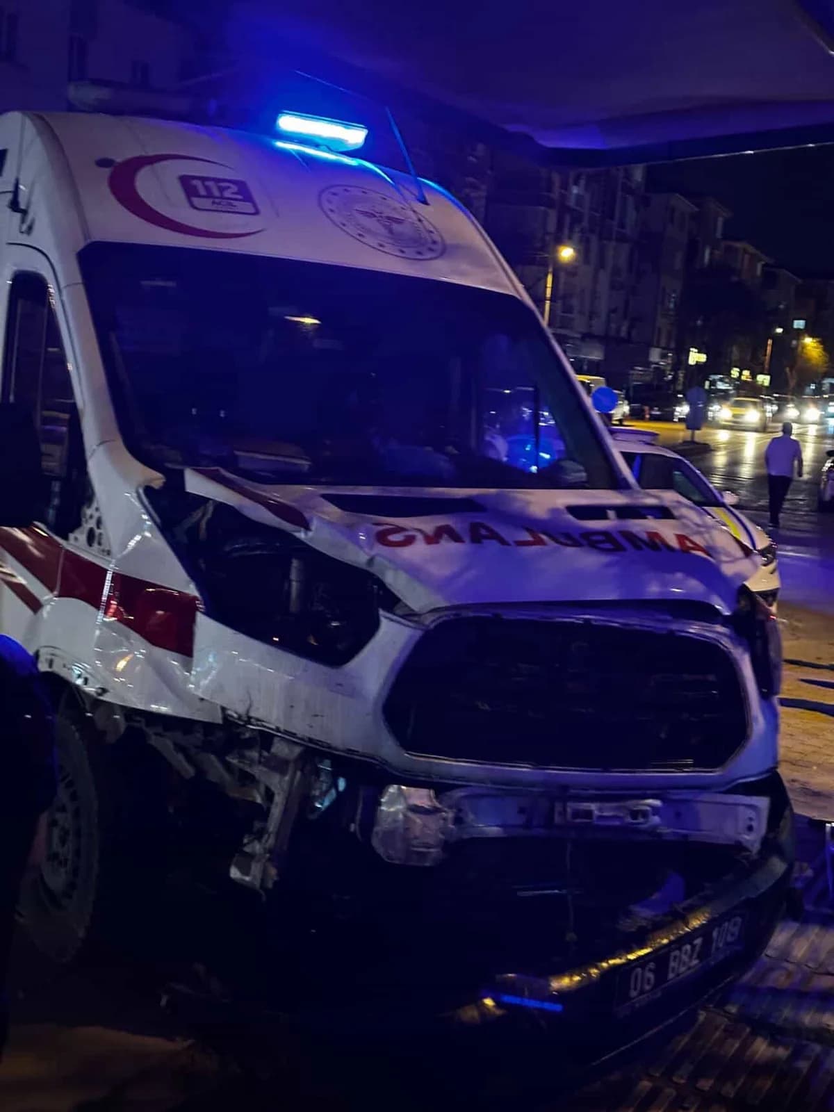 Ankara’da Ambulans ve Hafif Ticari Araç Çarpıştı: 4 Yaralı